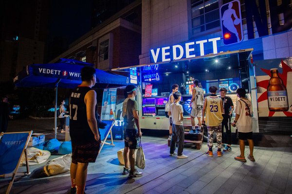 外场超级吸睛的VEDETT啤酒车放送现场试饮的福利与趣味互动