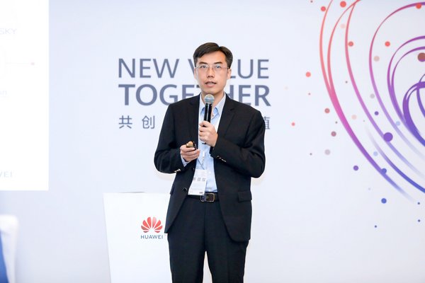 Jiang Dayong, Vice President of Huawei Kunpeng Computing Business, delivering a keynote speech