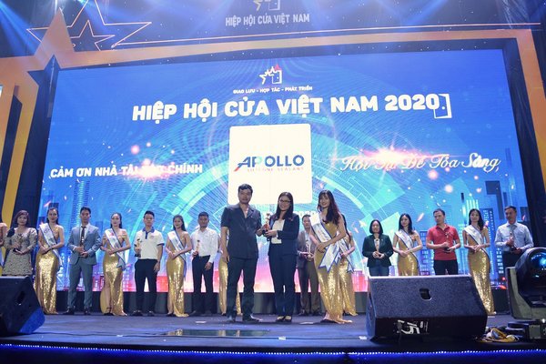Ms. Thu Hieu - Business Director of Quoc Huy Anh Corp receiving trophy from the organizer