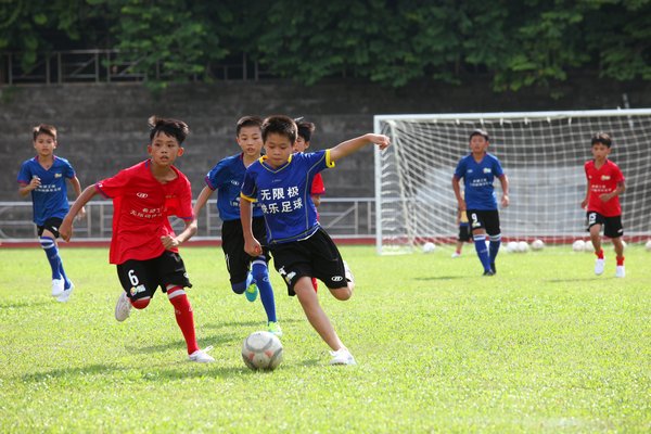 自2015年起，無限極聯合中國青少年發展基金會共同發起「快樂足球」項目。