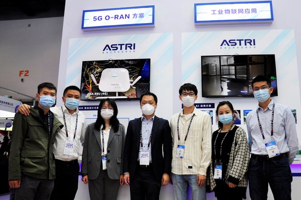 ASTRI staff members introduce ASTRI’s cutting-edge 5G technologies to visitors of the PT EXPO China 2020.