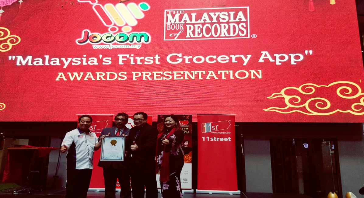 Tan Sri Danny Ooi Founder Of Malaysia Book Of Records Presenting The Records To Agnes Chua