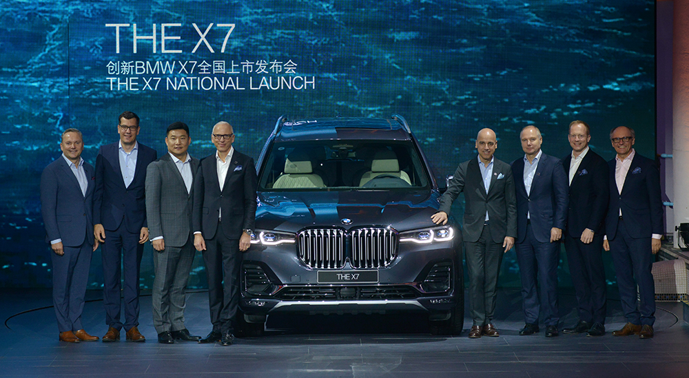 创新bmw X7全国上市发布会 高层合影 从左至右依次为 华晨宝马汽车有限公司营销高级副总裁高翔先生 Bmw品牌管理高级副总裁