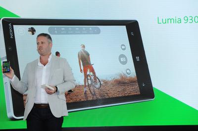 Microsoft Devices港澳經理及泛亞區銷售總監 Mark Trundle展示最新智能手機Lumia 930的創意設計及功能。