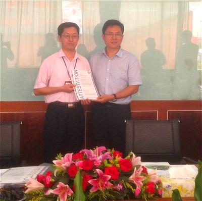 TUV SUD华南区工业服务部经理吕建明先生将证书颁发给珠江钢管质量部经理李红军先生