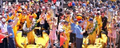 博格华纳总裁兼首席执行官 James Verrier 站在摆放于胜利车道的博格华纳奖杯旁边，祝贺 Ryan Hunter-Reay在印第安纳波利斯500中取得的胜利。照片由 Rob Banayote 拍摄