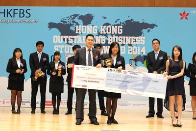 香港航空服务总监简浩贤先生作为 HKOBSA 2014 决赛评委团主席颁奖予冠军香港科技大学 Chelsea Mo
