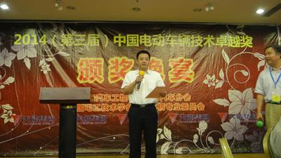 天能集团副总裁周建中作为唯一致词嘉宾给颁奖活动致词