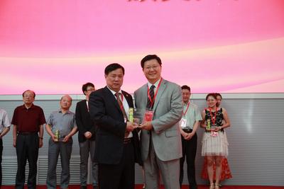 匹克集团董事长许景南先生（左）为SGS通标公司颁奖