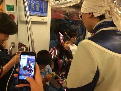 南京闹市大玩“地铁穿越”  《道法传奇》剧组引聚众围观