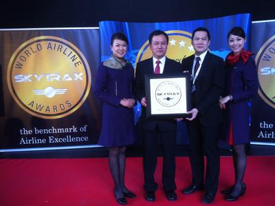 Mr. Sun Jianfeng, Vice President (second on the left) and Mr. Stanley Kan, Director of Service Delivery of Hong Kong Airlines (second on the right) received the award of SKYTRAX "World's Best Improved Airline" in London on behalf of the company