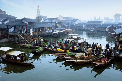 充满生活气息的江南乌镇，传承着颇具特色的水上集市，您可以和家人一同买上一些新鲜的果蔬，感受水乡人家的百姓生活