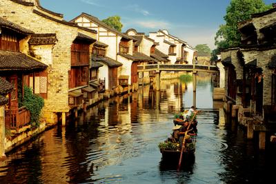 宿在乌镇的枕水人家，睡到自然醒，听着窗外摇橹船轻柔的摇曳，体验江南小镇的悠然生活。