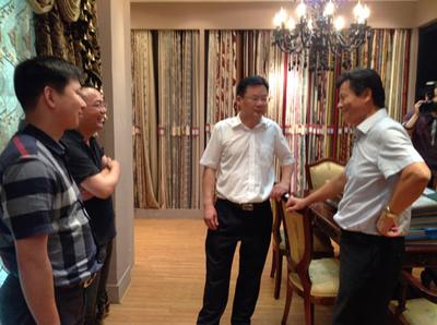颐佳爱董事长曹咬强先生与博华展览董事长王明亮先生，以及部分家具企业负责人进行交谈。