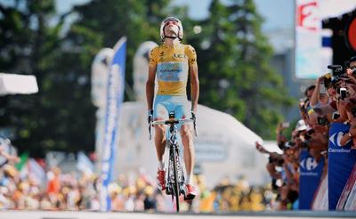 Vincenzo “The Shark” Nibali wins the 2014 Tour de France riding the Rider-First Engineered(TM) Specialized S-Works Tarmac, Sunday, July 27, 2014 in Paris (Photo credit: Yuzura Sunada).