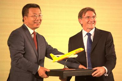DHL Express CEO Mr. Ken Allen and Chinese Football Association Super League General Manager Liu Weidong exchange gifts  at the signing ceremony.