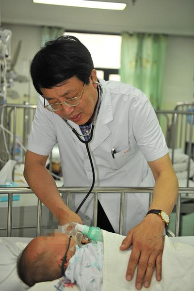 安贞医院小儿心脏中心主任刘迎龙在查房