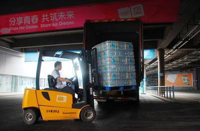 永恒力叉车正在南京奥体中心进行物资装卸
