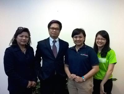 Dr Vu Tien Loc (second from left) posts with UBM Asia's team during a meeting at VCCI in Hanoi.