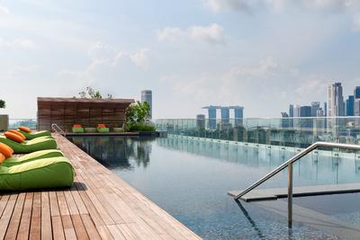 坐落在新加坡乌节路的 Hotel Jen（今旅）-- 顶楼泳池 