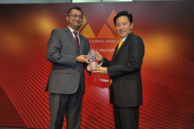 "Herbert Vongpusanachai, Managing Director of DHL Express Singapore, receives the award for 'Best Express Logistics Provider' on behalf of DHL at the Asia Manufacturing Awards 2014"
