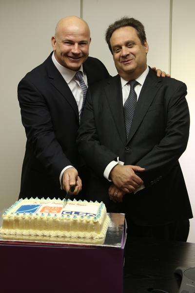 易亚投资行政总裁杜比(左)与中信里昂证券董事长及首席执行官施立宏(右)庆祝两间公司成为新的合作伙伴
