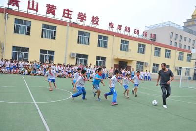 2014年8月29日，德甲形象大使梅策尔德来到北京石景山黄庄打工子弟学校，给孩子们带来了足球及其他体育器材作为礼物，并与孩子们一起踢球，共同度过了一个愉快的上午