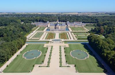 法式花园：结合了建筑艺术美感和景观设计感的子爵城堡，是法式经典花园的杰出代表。其大气雄伟的外观，流畅的线条和开阔的视野，也成为了建造凡尔赛宫时的模仿对象。
