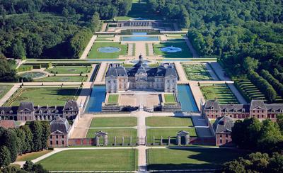 子爵城堡Chateau Vaux le Vicomte：子爵城堡是由主人,尼古拉斯富凯，携手三位顶级艺术家，建筑师：路易乐福，园艺师：安德鲁勒诺特和室内设计师：查尔斯勒布朗，潜心造就的十七世纪时期的艺术佳品。