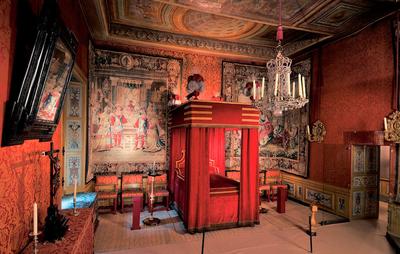 浓墨重彩：子爵城堡的精美内部装饰，都出自于十七世纪，较著名的室内设计师：查尔斯勒布朗之手。城堡里，处处都淋漓尽致地体现了法式装饰，顶尖的艺术美感！