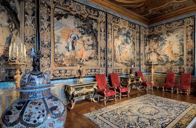 艺术珍品：子爵城堡主人，尼古拉斯富凯，是一位十七世纪时期，著名的收藏家。城堡里，随处可见的各式各样的精美手工地毯，都成为了城堡主人对艺术热爱的较好鉴证，也让1661年建造的子爵城堡，获得了«艺术殿堂»的美名！
