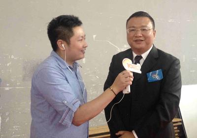 TUV SUD广州分公司总经理黄力坤先生（右）接受广州电台主持人刘一强的采访