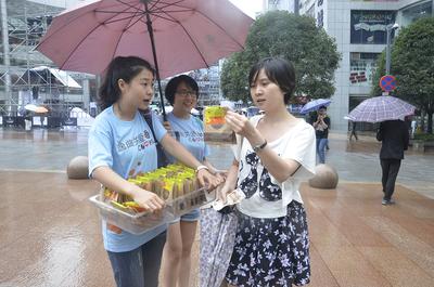 重庆江北希尔顿逸林酒店成员向市民派发曲奇