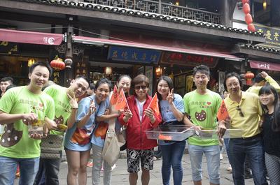 重庆江北希尔顿逸林酒店成员将曲奇派至香港著名影星梁小龙先生手中