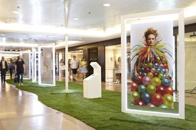 海港城港威商场地下长廊展出近20张Daisy Balloon历年作品照片