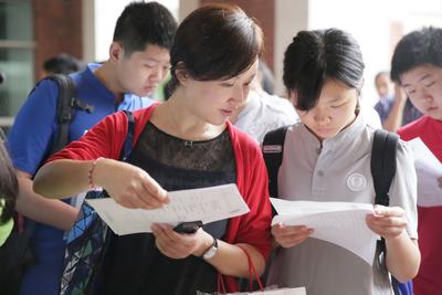 北京鼎石国际学校家长和学生查看迎新活动安排