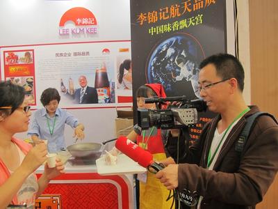 哈尔滨电视台记者采访现场观众使用李锦记产品感受