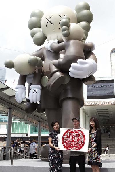 Celebrity Miriam Yeung, famous artist KAWS and Ms Yen Leng (Executive director of Wharf Estates limited) as the officiating