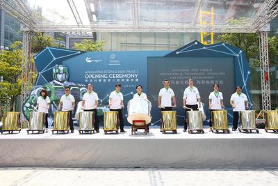 Mr. Allen Ma, CEO of HKSTPC (5th from the left), together with a team of Hong Kong Science Park partner companies and incubatees representatives, unveiled the prelude of the opening ceremony with an exciting drum performance, which symbolises that the opening of Phase 3 will further strengthen Hong Kong Science Park’s energetic and vibrant ecosystem and will expand the Park’s support network for technology companies enabling all to strive and shine. 