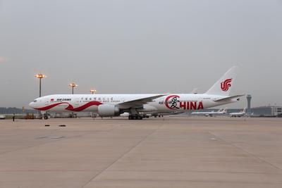 「AIR CHINA愛CHINA」彩繪飛機於北京時間9月28日抵達北京首都國際機場