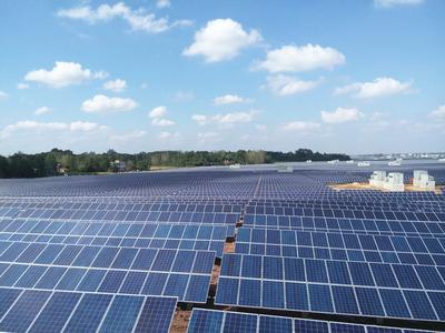 图为信义光能建设的位于安徽六安市金寨县150MW太阳能地面电站，总占地面积约3500亩。