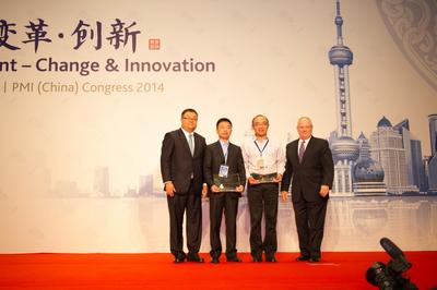 PMI（中国）2014项目管理大奖颁奖仪式（从左至右：PMI（中国）董事总经理陈永涛；丰益研发中心代表；银联代表；PMI组织业务副总裁柯雷格（Craig Killough）先生）