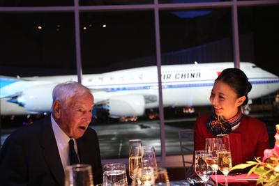 波音747之父乔·萨特与国航空乘亲切交流（摄影：王泽民、陈诚）