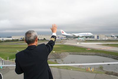 国航退休老机长遥望儿子驾驶的747-8完美落地（摄影：王泽民、陈诚）