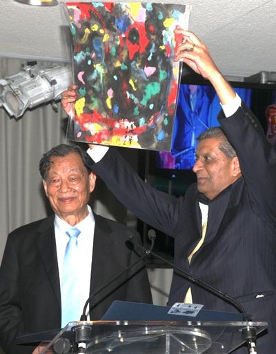 全球可持续发展基金会董事阿米尔.多塞尔（右）介绍严阵（左）的水墨画