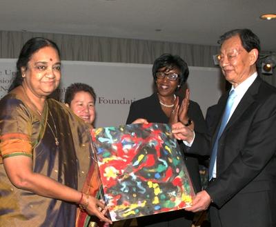 著名诗人画家严阵（右一）向全球可持续发展基金会妇女委员会赠画