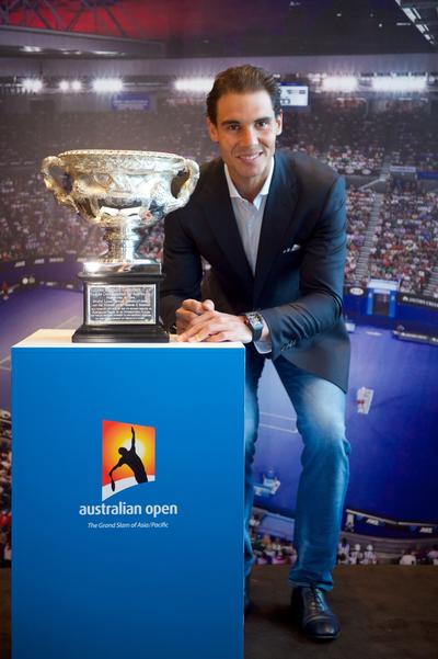 图为前澳网男单冠军拉菲尔-纳达尔与澳网冠军奖杯合照