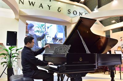 著名钢琴家王笑寒先生受邀弹奏“中国一号”