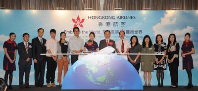 香港航空副总裁孙剑峰先生(右七)和艺人黄翠如(左七)与学校代表们主持香港航空“飞越云端．拥抱世界”中小学生赞助计划的启动仪式。