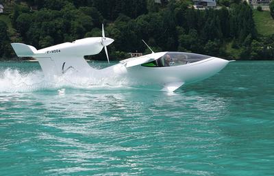 AKOYA阿科雅飞机使用水翼在水面起降